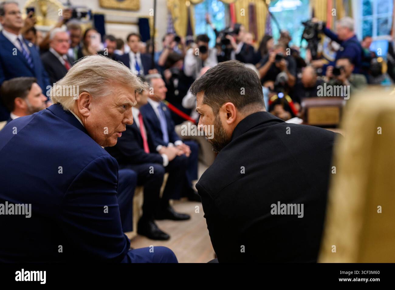WASHINGTON DC, USA - 18. August 2025 - US-Präsident Donald Trump nimmt an einem bilateralen Treffen mit dem ukrainischen Präsidenten Wolodymyr Zelenskyj, MON, Teil Stockfoto