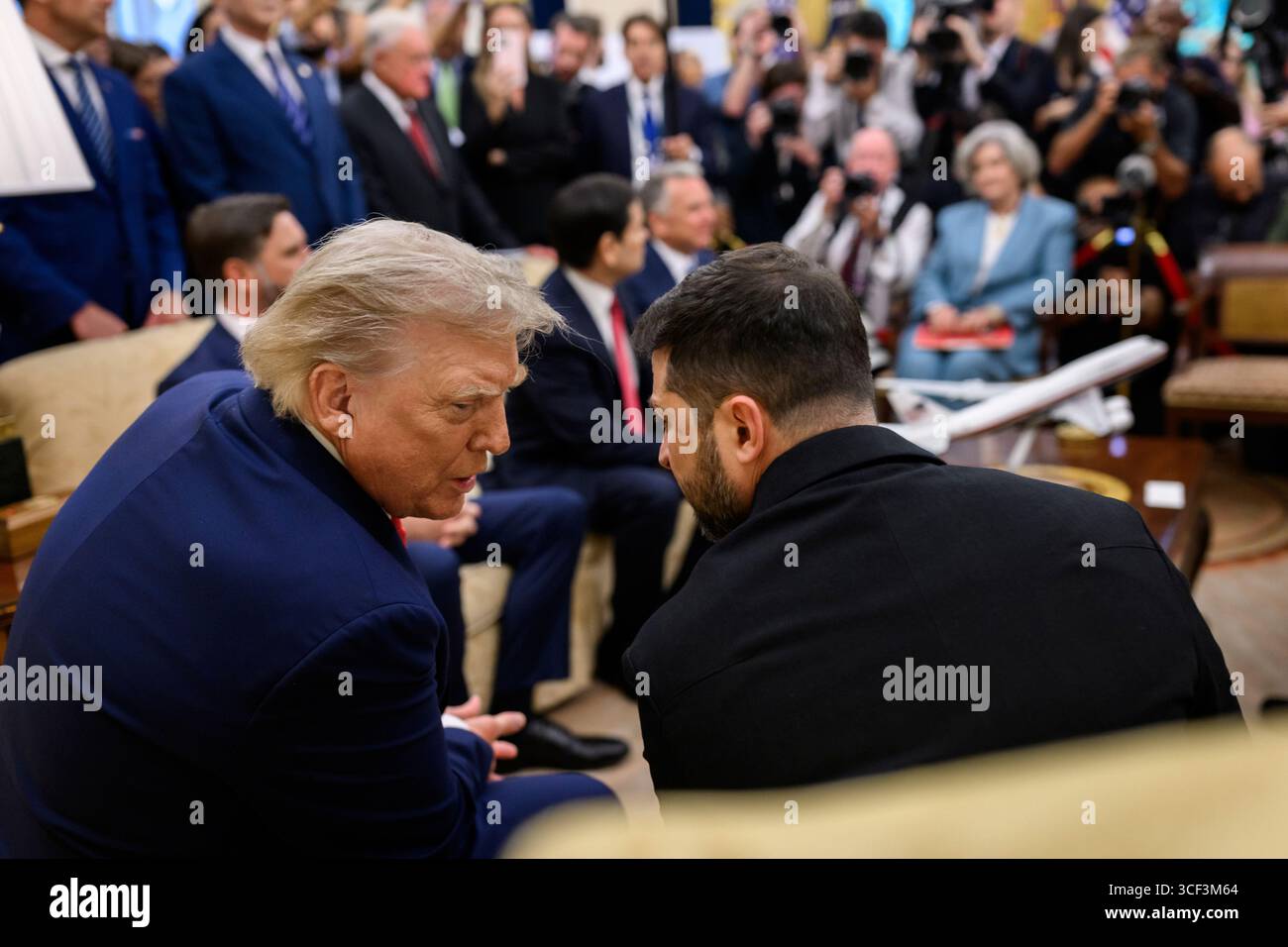 WASHINGTON DC, USA - 18. August 2025 - US-Präsident Donald Trump nimmt an einem bilateralen Treffen mit dem ukrainischen Präsidenten Wolodymyr Zelenskyj, MON, Teil Stockfoto