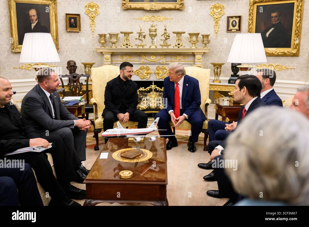 WASHINGTON DC, USA - 18. August 2025 - US-Präsident Donald Trump nimmt an einem bilateralen Treffen mit dem ukrainischen Präsidenten Wolodymyr Zelenskyj, MON, Teil Stockfoto