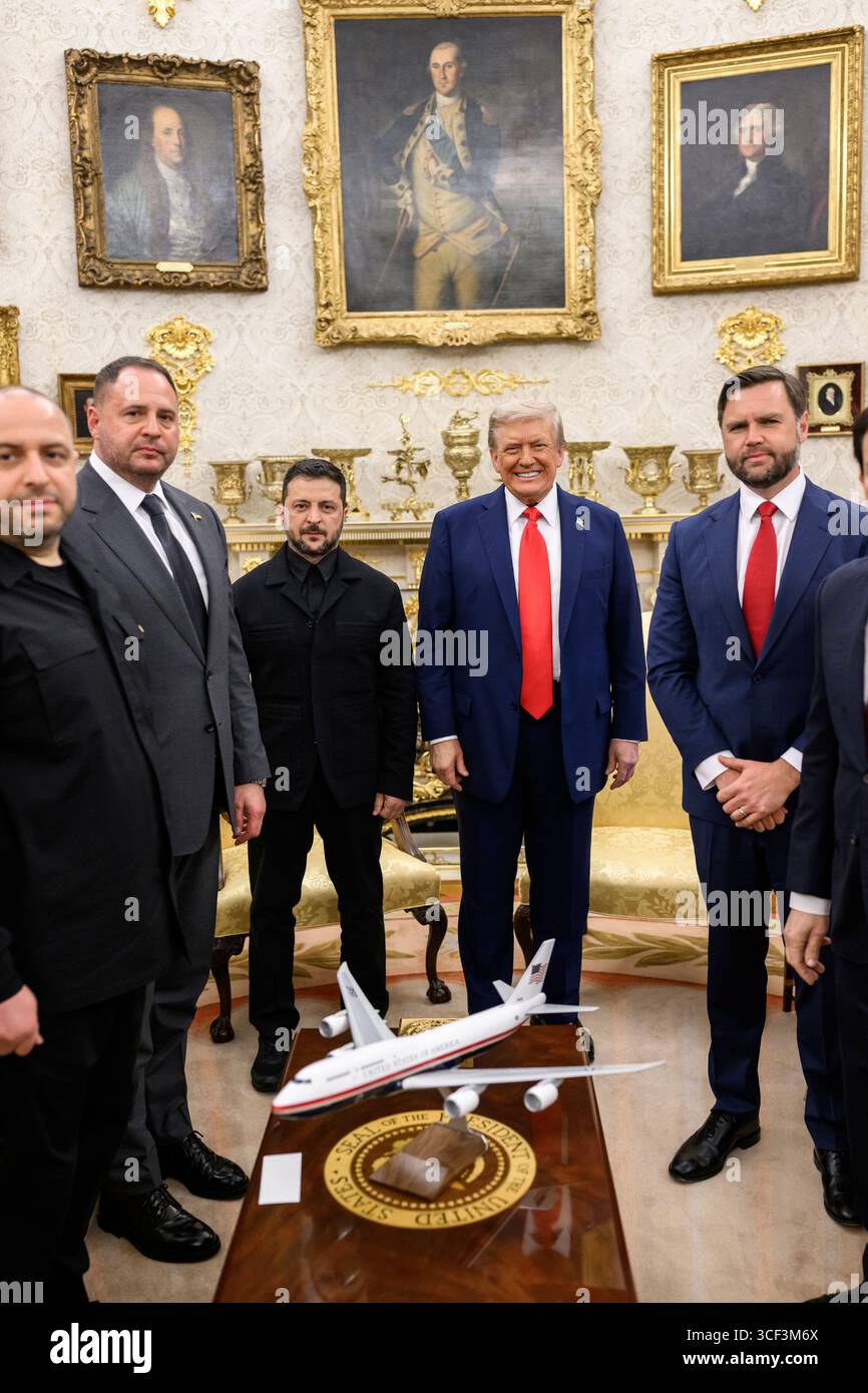 WASHINGTON DC, USA - 18. August 2025 - US-Präsident Donald Trump nimmt an einem bilateralen Treffen mit dem ukrainischen Präsidenten Wolodymyr Zelenskyj, MON, Teil Stockfoto
