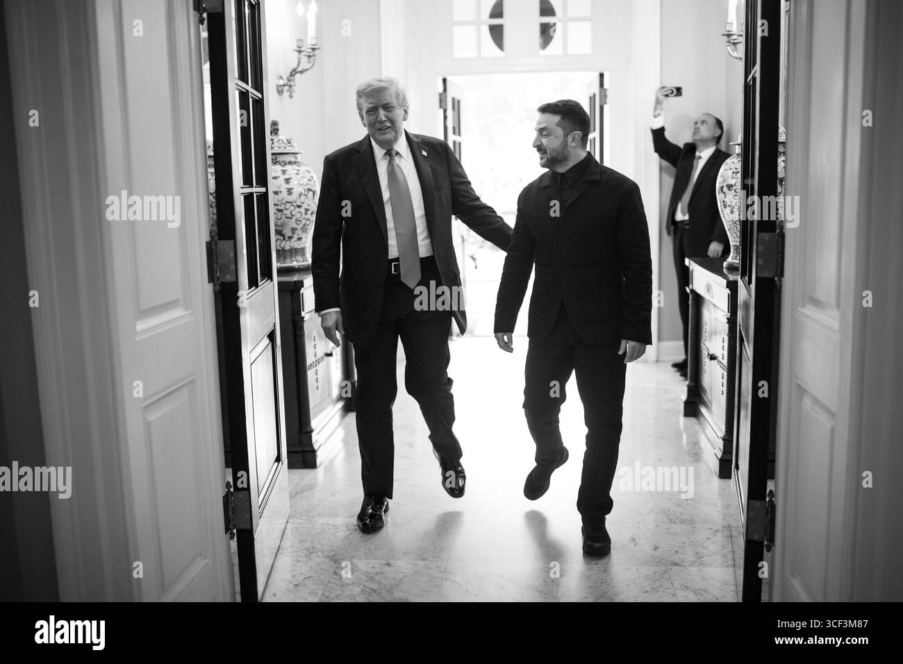 WASHINGTON DC, USA - 18. August 2025 - US-Präsident Donald Trump nimmt an einem bilateralen Treffen mit dem ukrainischen Präsidenten Wolodymyr Zelenskyj, MON, Teil Stockfoto