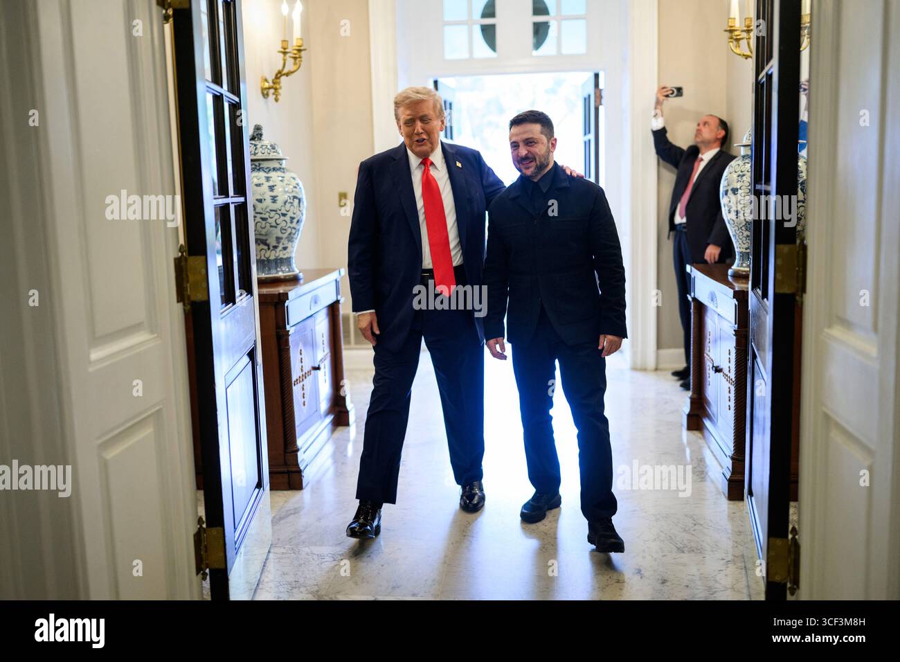 WASHINGTON DC, USA - 18. August 2025 - US-Präsident Donald Trump nimmt an einem bilateralen Treffen mit dem ukrainischen Präsidenten Wolodymyr Zelenskyj, MON, Teil Stockfoto