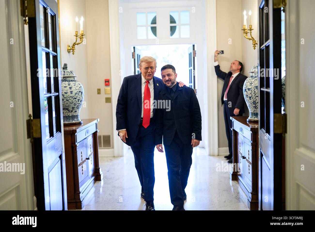 WASHINGTON DC, USA - 18. August 2025 - US-Präsident Donald Trump nimmt an einem bilateralen Treffen mit dem ukrainischen Präsidenten Wolodymyr Zelenskyj, MON, Teil Stockfoto