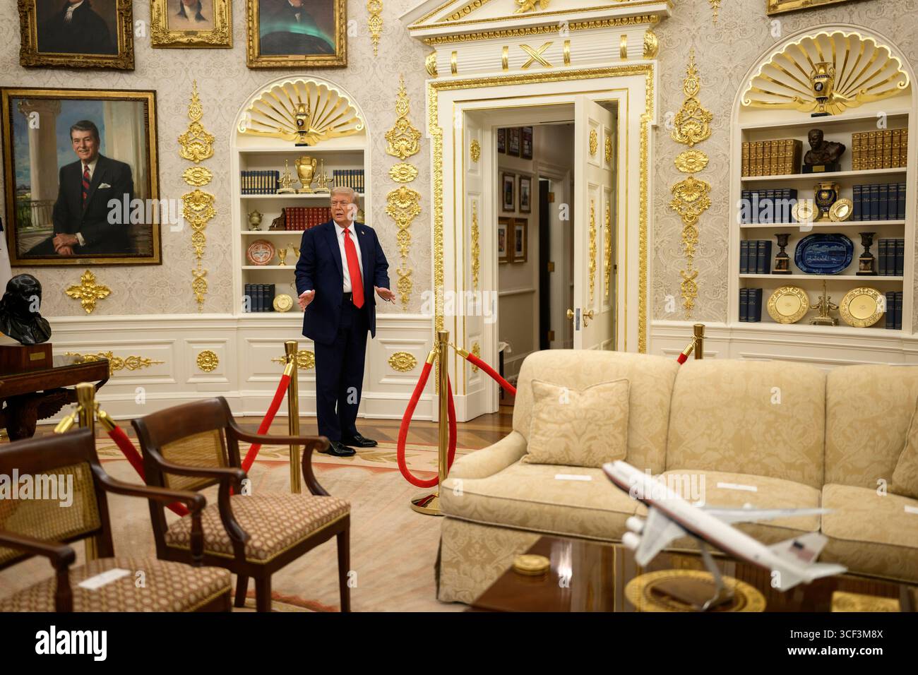 WASHINGTON DC, USA - 18. August 2025 - US-Präsident Donald Trump kurz vor einem bilateralen Treffen mit dem ukrainischen Präsidenten Wolodymyr Zelenskyj, Mond Stockfoto