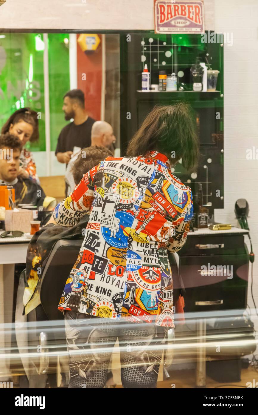England, Somerset, Bath, The Corridor Historic Shopping Arcade, Farbenfrohe Frauenfriseur Stockfoto