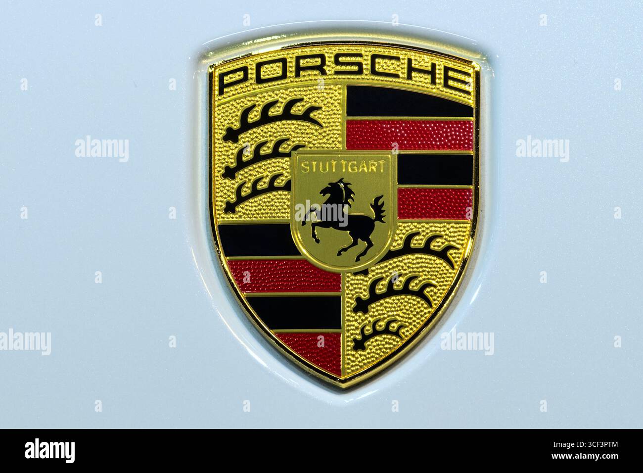 Nonthaburi-Thailand 2. Dezember 2020: PORSCHE-Emblem auf weißem Porsche-Auto auf der 37. Thailand International Motor Expo 2020 vom 1. Dezember bis 13. Dezember 2020 Stockfoto