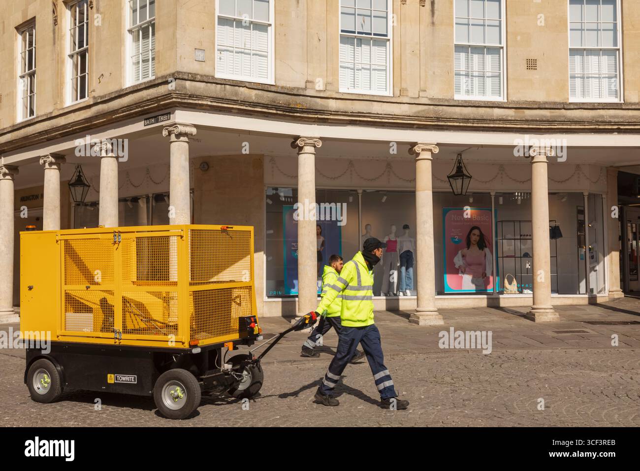 England, Somerset, Bath, Stall Street, Bunte Müllsammler Stockfoto