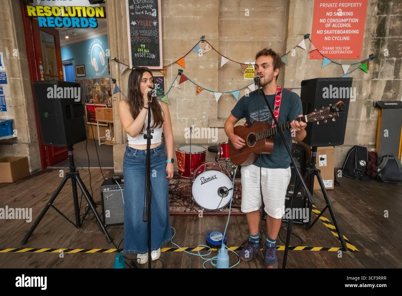 England, Somerset, Bath, Green Park Station, Applefest Music Festival, Charlie Robin tritt vor dem Resolution Record Store auf Stockfoto