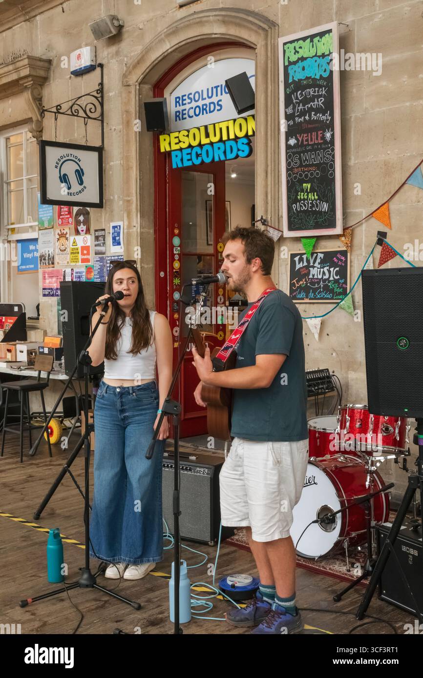 England, Somerset, Bath, Green Park Station, Applefest Music Festival, Charlie Robin tritt vor dem Resolution Record Store auf Stockfoto