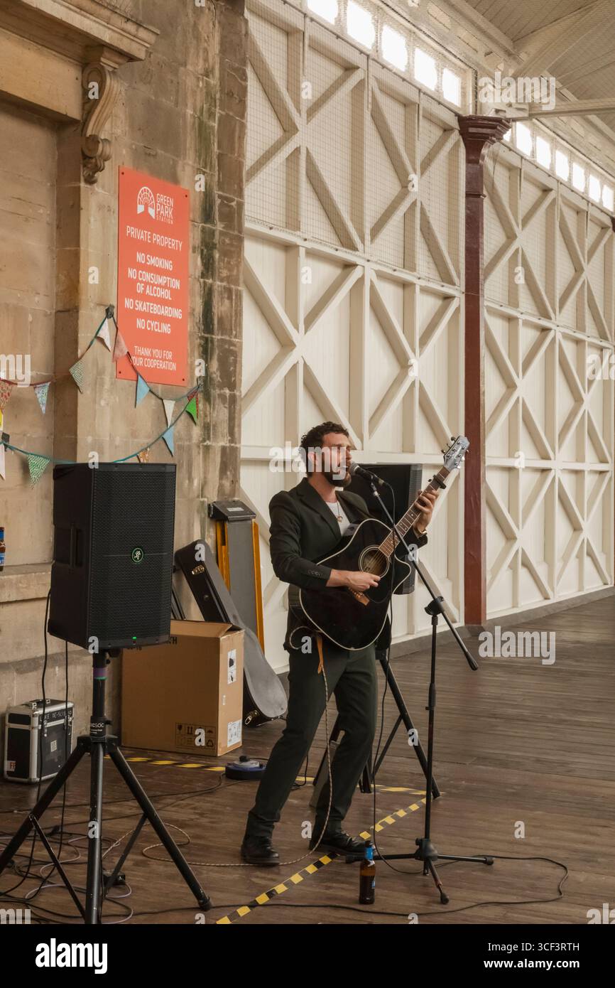 England, Somerset, Bath, Green Park Station, Applefest Music Festival, Musiker tritt vor dem Resolution Record Store auf Stockfoto