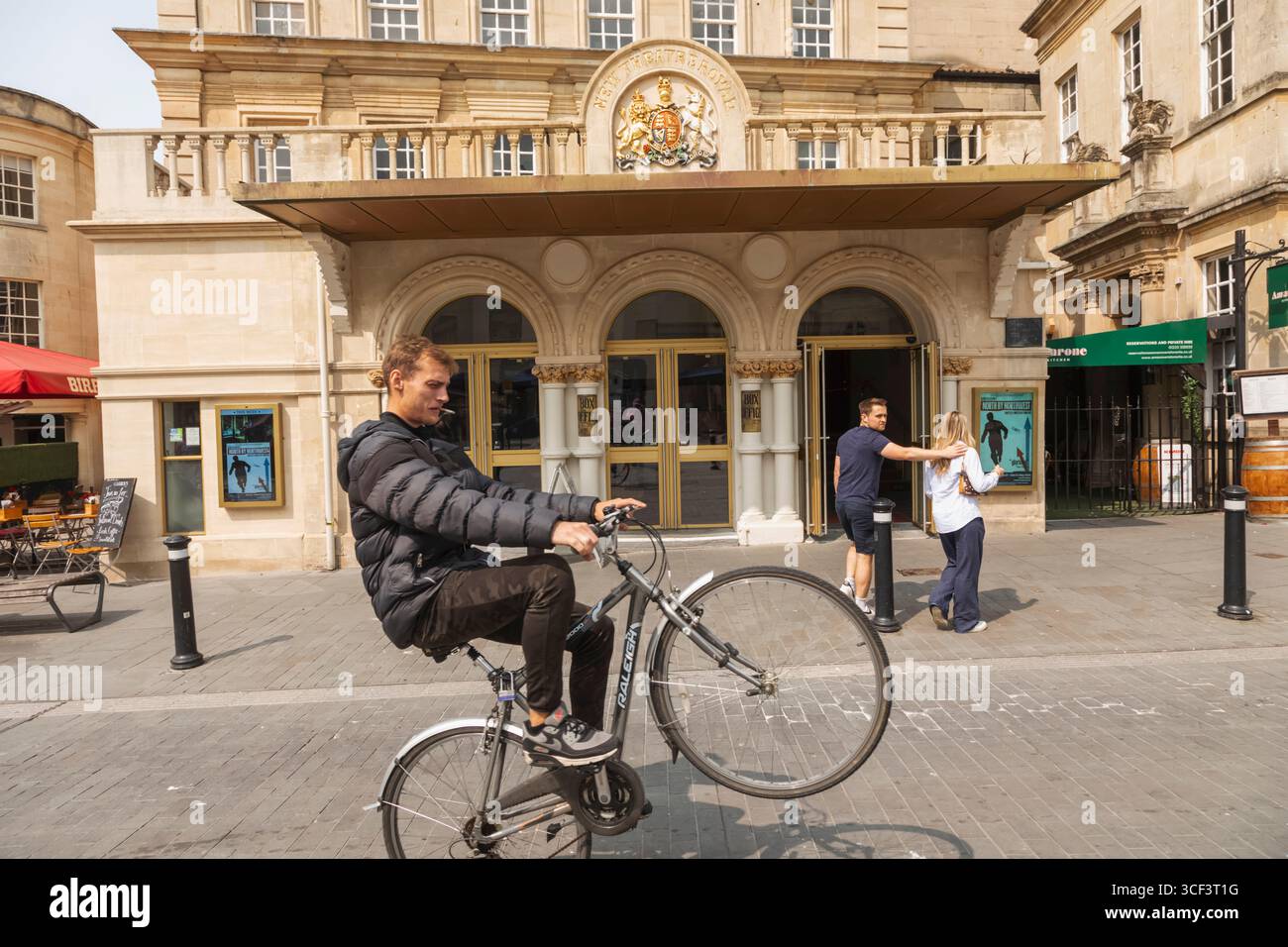 England, Somerset, Bath, antisozialer Radfahrer vor dem New Theatre Royal Stockfoto