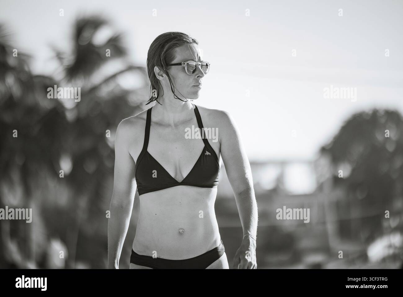 Frau im Bikini am Strand auf der kleinen kapverdischen Insel Santiago in Tarrafal Stockfoto