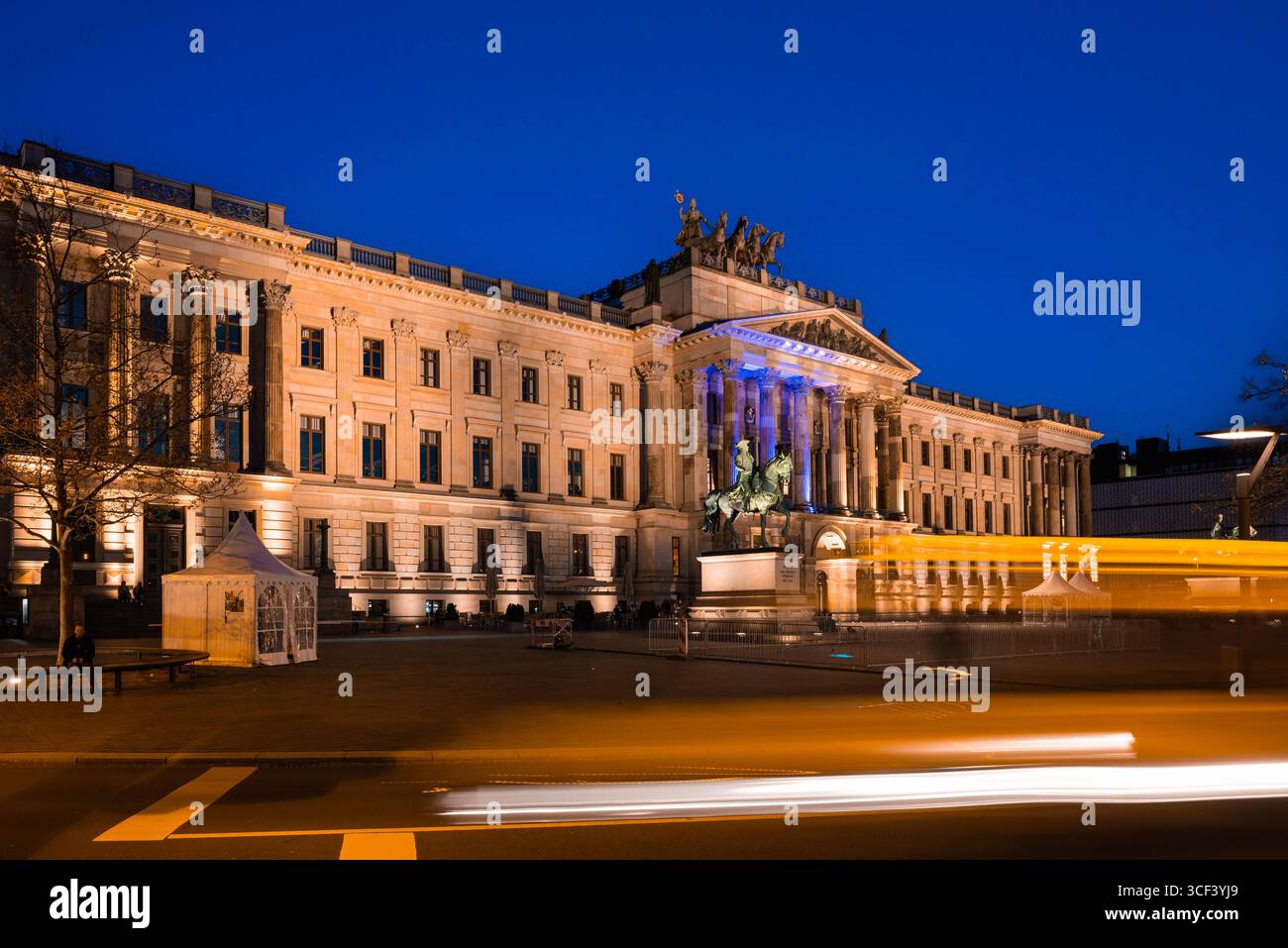 Ein atemberaubendes nächtliches Foto des Braunschweiger Schlosses mit beleuchteter Architektur und der Reiterstatue im Vordergrund, aufgenommen mit Lichttrai Stockfoto