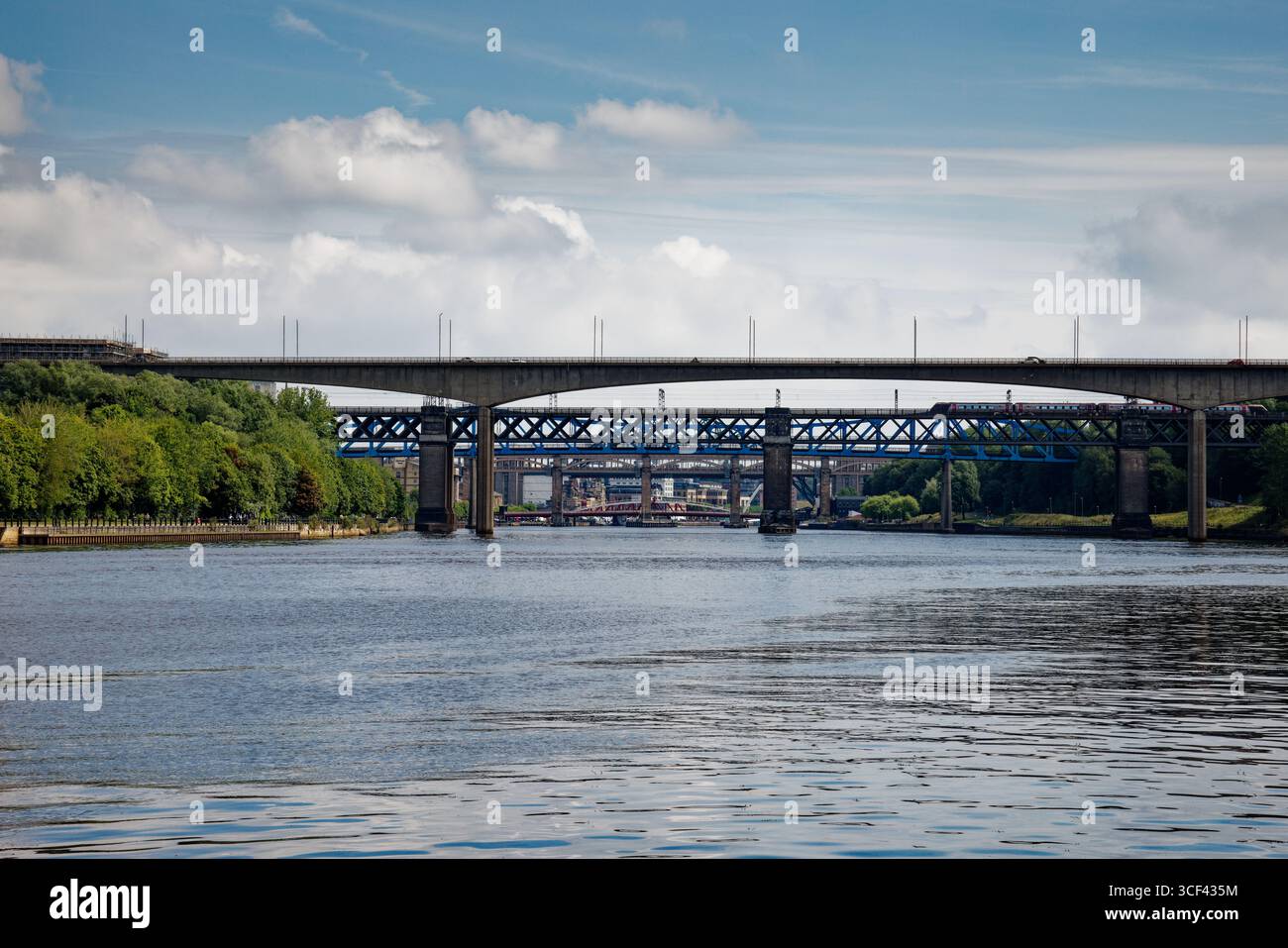 Die Brücken über den Fluss Tyne ziehen sich in die Ferne zurück, Newcastle upon Tyne, England. Stockfoto