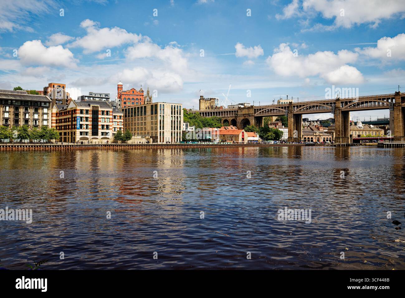 Die High Level Bridge und die Skyline des Stadtzentrums von Newcastle upon Tyne über den Fluss Tyne, England. Stockfoto