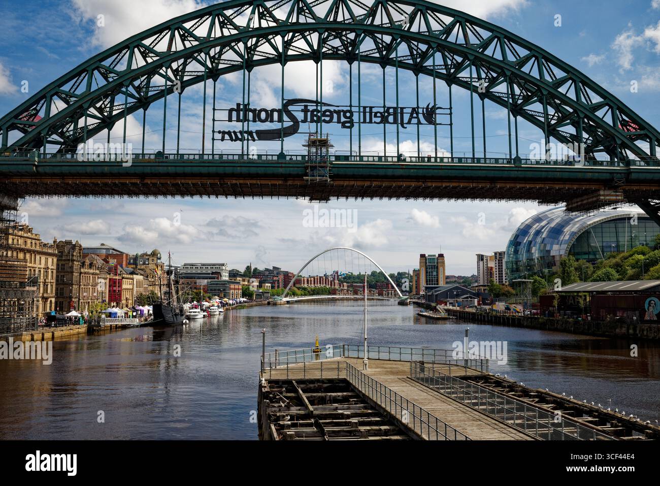 Der ikonische Stahlbogen der Tyne Bridge überquert den Fluss Tyne zwischen Gateshead und Newcastle upon Tyne, England. Stockfoto