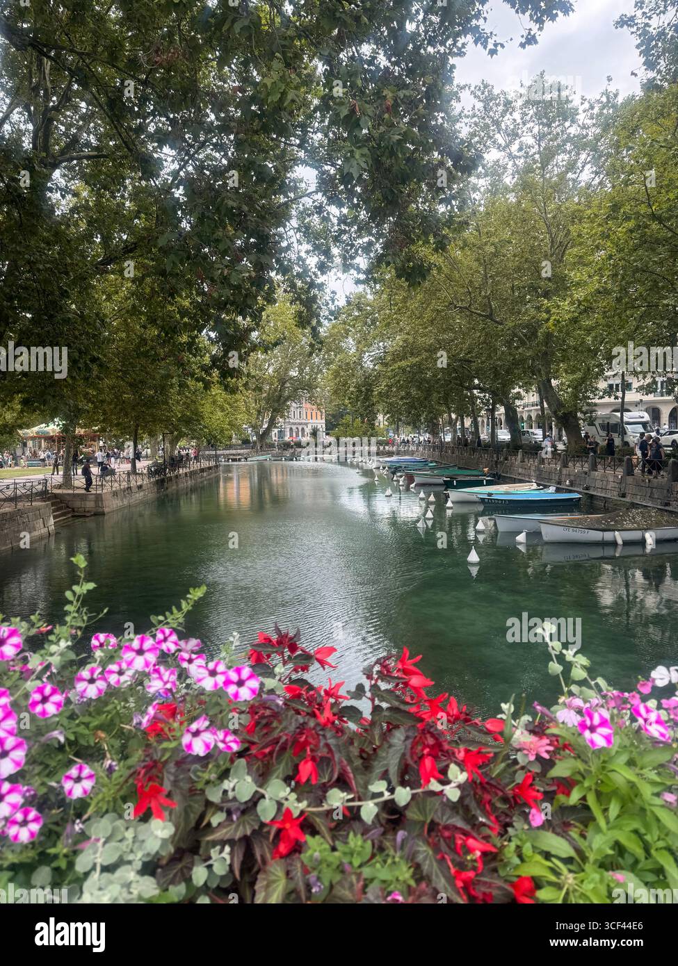 Palais de l’Île à Annecy, Situé au cœur de la vieille ville, ce Bâtiment médiéval emblématique se dresse sur un petit îlot naturel du Thiou. - Smartphone-aufgenommenes Stockfoto