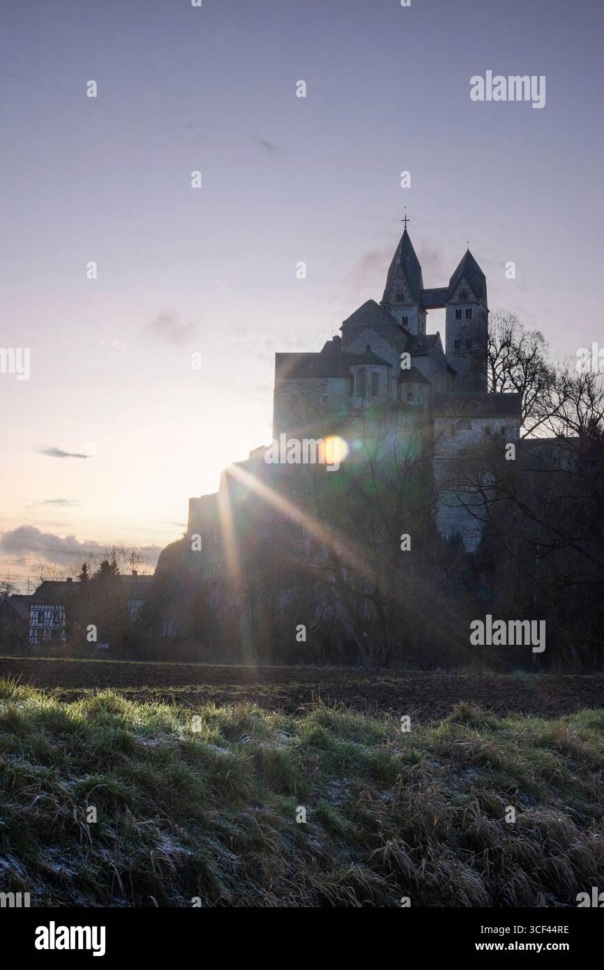 Landschaft rund um die Löwenburg, wunderschöne historische Burgruine am Elzbach mitten im Wald, Landschaftsfoto bei Monreal, Deutschland Stockfoto