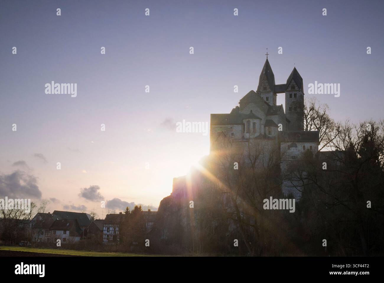 Landschaft rund um Schloss Löwenburg, wunderschöne historische Burgruine am Elzbach inmitten des Waldes, Landschaftsfoto bei Monreal, Deutschland Stockfoto