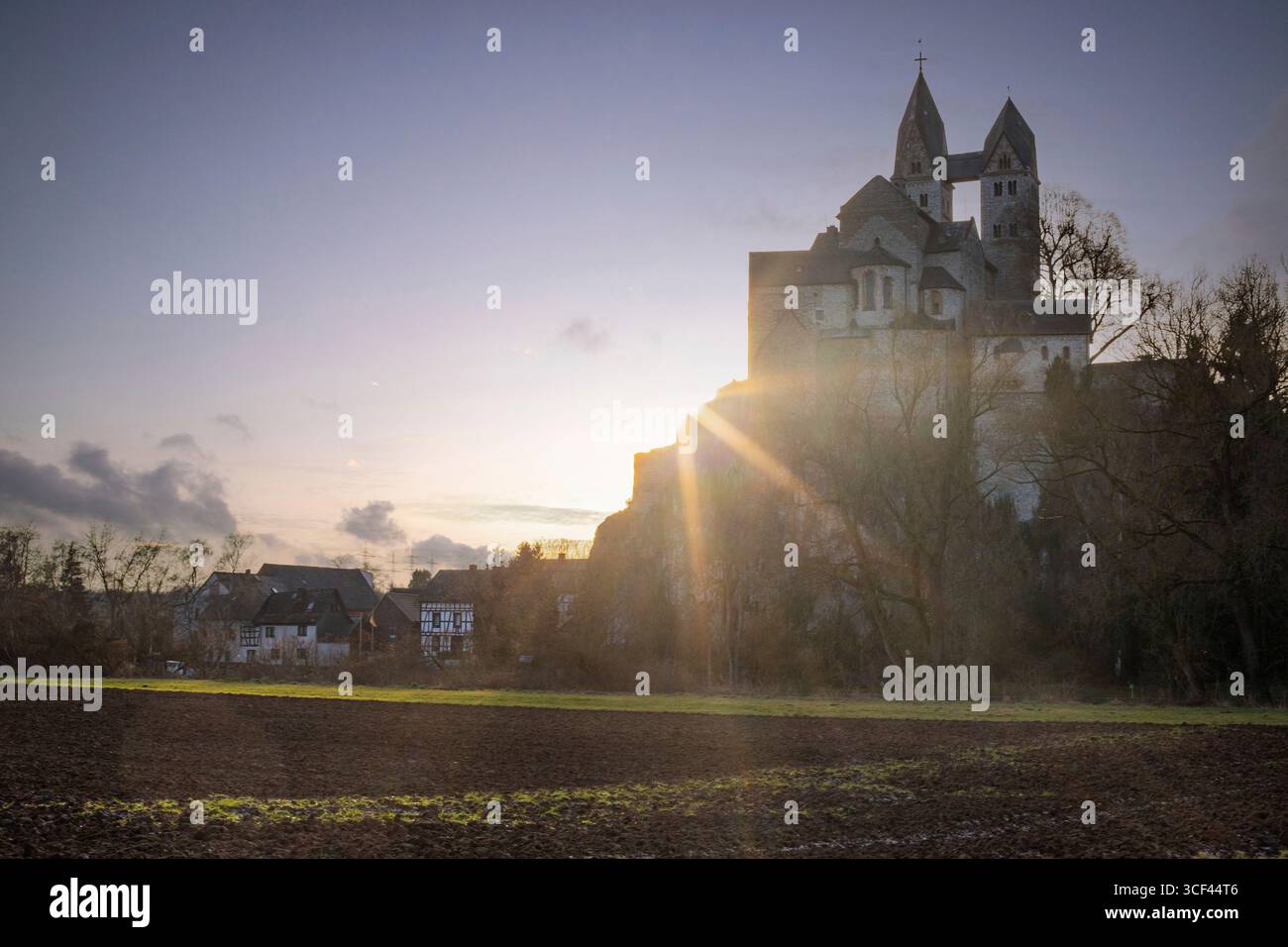 Landschaft rund um Schloss Löwenburg, wunderschöne historische Burgruine am Elzbach inmitten des Waldes, Landschaftsfoto bei Monreal, Deutschland Stockfoto