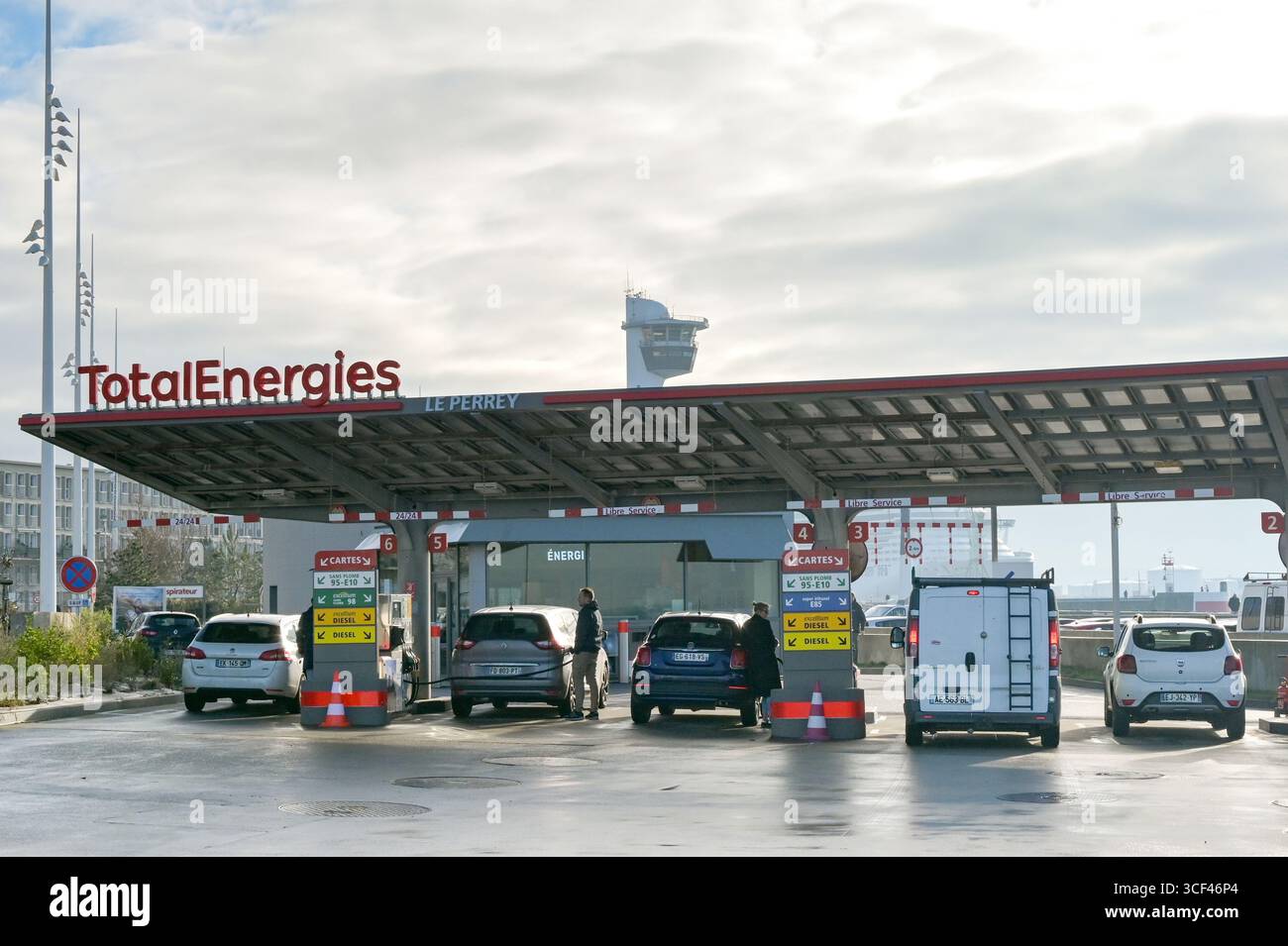 Le Havre, Frankreich - 16. Januar 2025: Tankstellen von TotalEnergies in Le Havre. Stockfoto