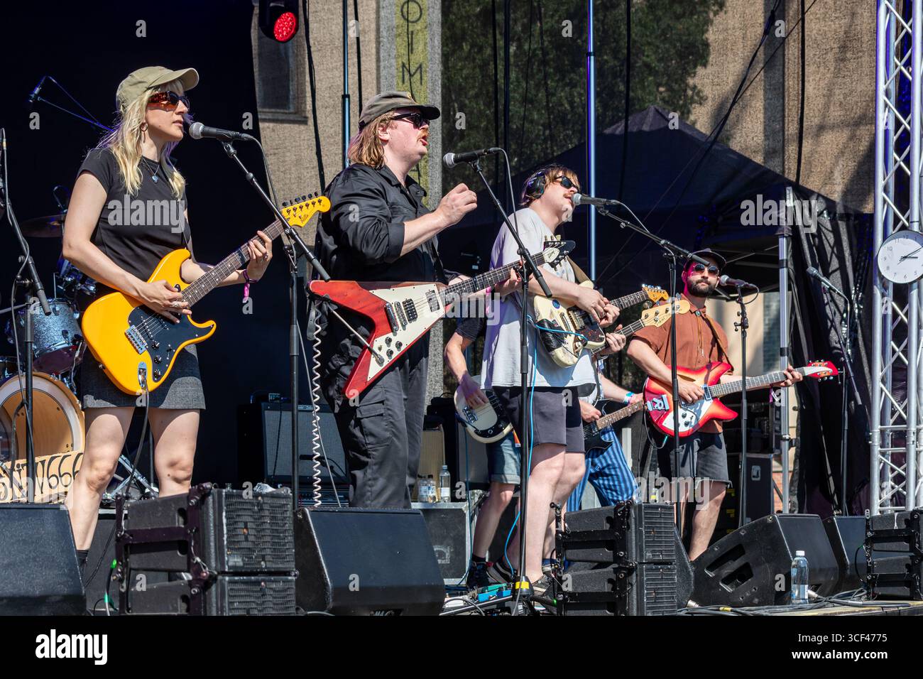 Teksti-TV 666 auf der Bühne des Jytäkesä Go-Go 2025 Urban Rock Festivals im Stadtteil Suvilahti in Helsinki, Finnland Stockfoto