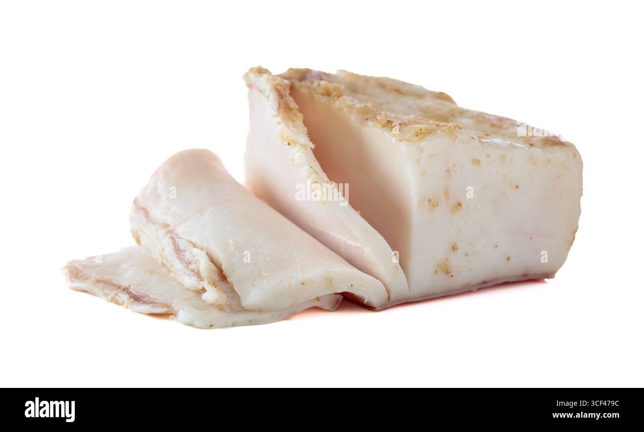 Gesalzenes Schmalz mit Gewürzen auf weißem Hintergrund. Stockfoto