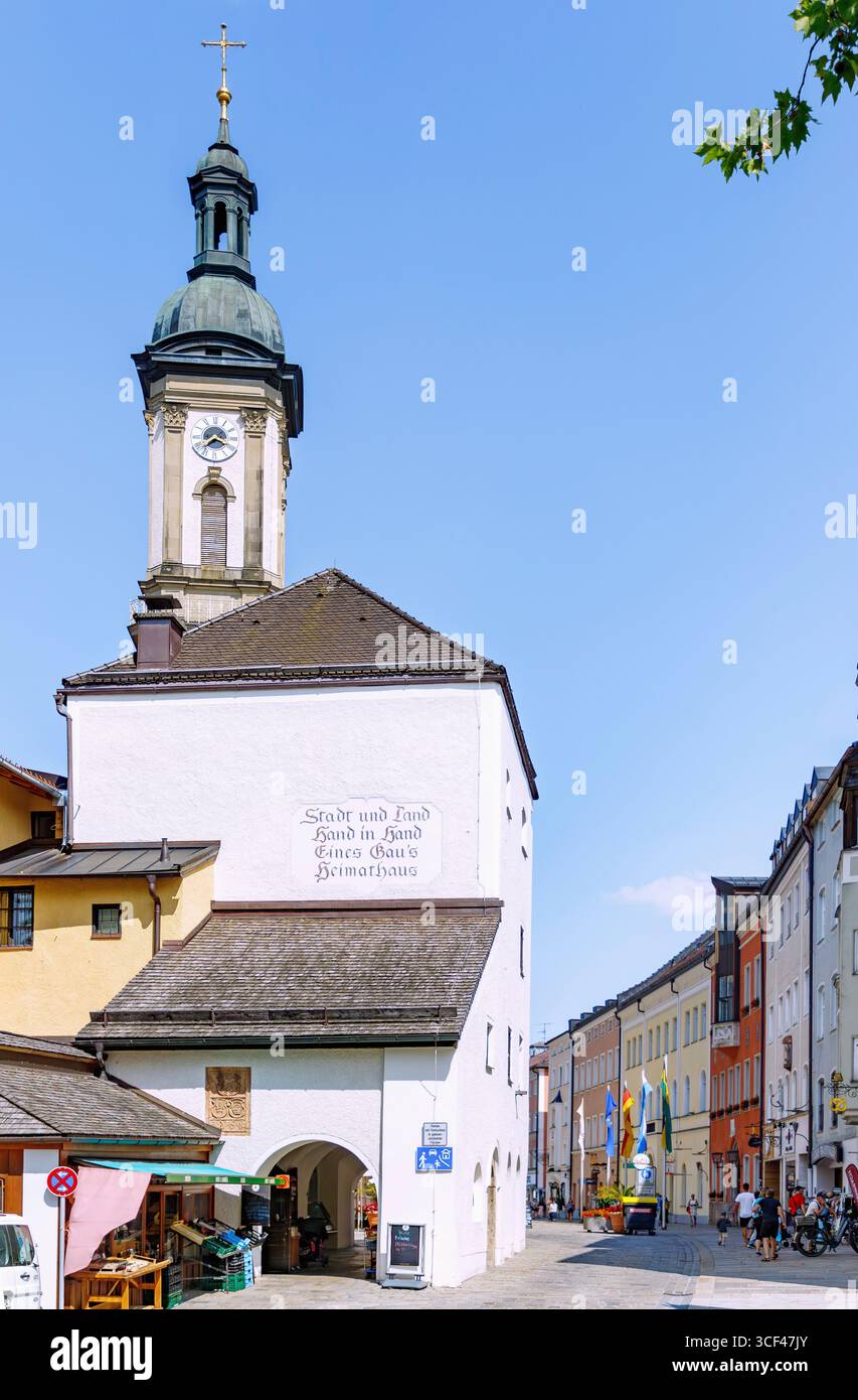 Haus mit Blick auf die Pfarrkirche St. Oswald und den Stadtplatz in Traunstein, Chiemgau, Oberbayern, Bayern, Deutschland Stockfoto