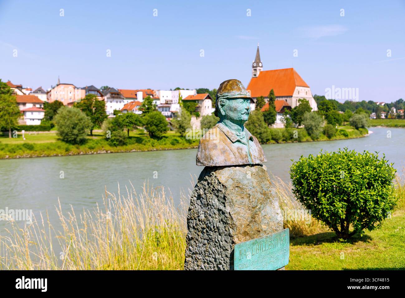 Denkmal für Karl Billerhart am Ufer der Salzach in Oberndorf bei Salzburg, Salzburger Land, Österreich mit Blick auf Laufen an der Salzach im Berchtesgadener Land in Oberbayern, Bayern, Deutschland Stockfoto