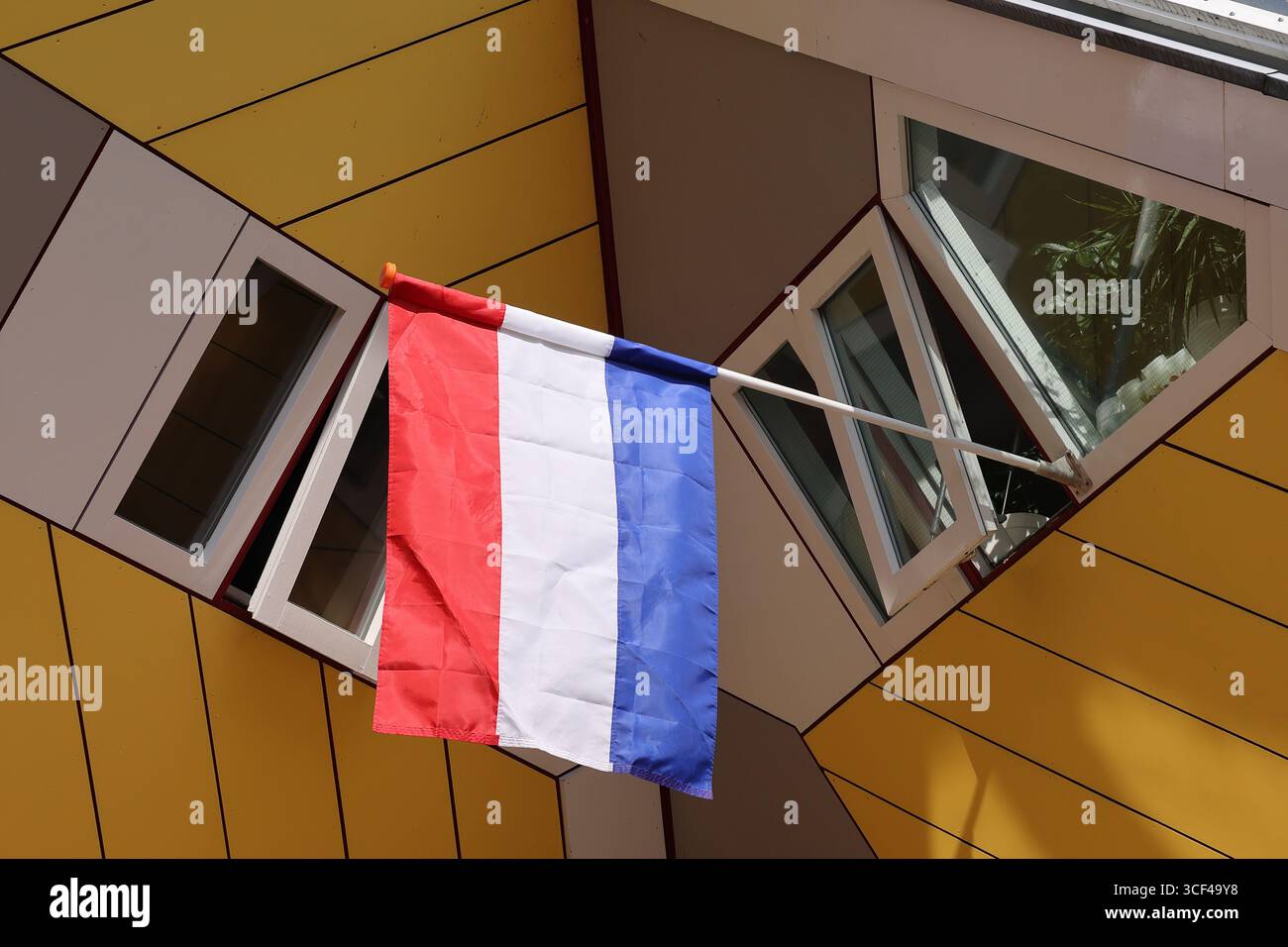 Rotterdams ikonische gelbe Würfelhäuser, Blaakse Bos, entworfen vom niederländischen Architekten Piet Blom, 1982-84, 38 würfelförmige Wohnungen auf sechseckigen Pylonen. Stockfoto