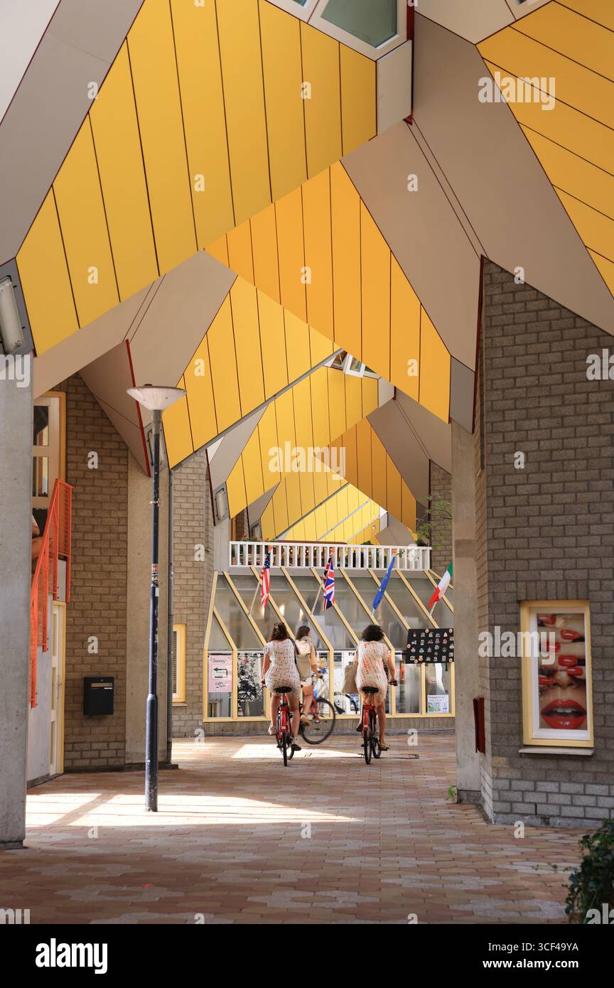 Rotterdams ikonische gelbe Würfelhäuser, Blaakse Bos, entworfen vom niederländischen Architekten Piet Blom, 1982-84, 38 würfelförmige Wohnungen auf sechseckigen Pylonen. Stockfoto