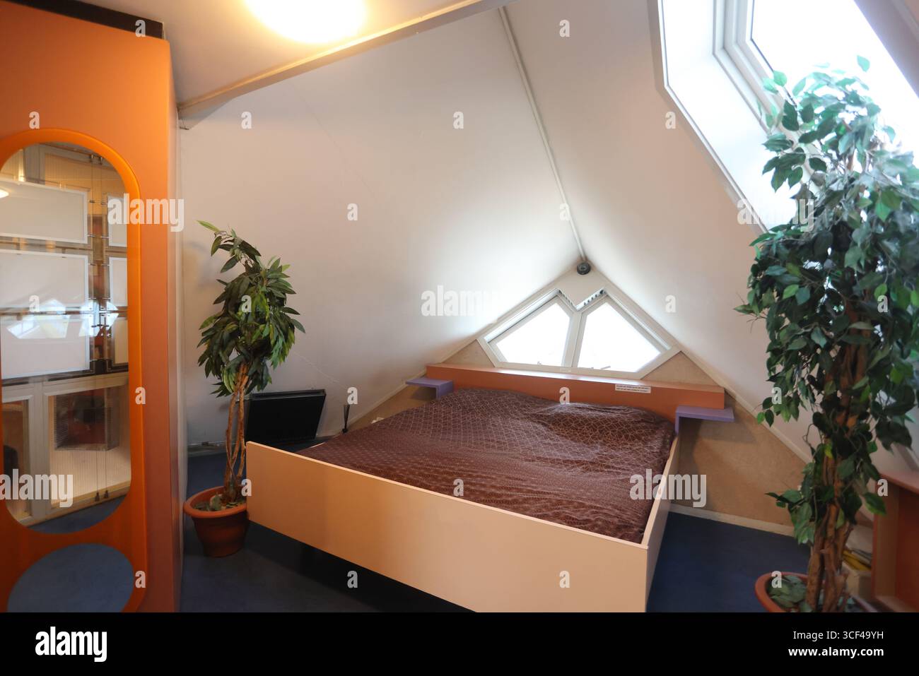 Rotterdams ikonische gelbe Würfelhäuser, Blaakse Bos, entworfen vom niederländischen Architekten Piet Blom, 1982-84, 38 würfelförmige Wohnungen auf sechseckigen Pylonen. Stockfoto