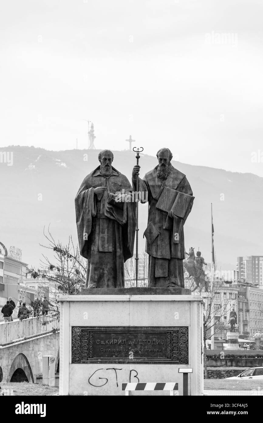 Skopje, Nordmakedonien - 7. Februar 2024: Bronzestatue von Kyrill und Methodius, den Erfindern des kyrillischen Alphabets, Philipp II. Platz, Skopje. Stockfoto