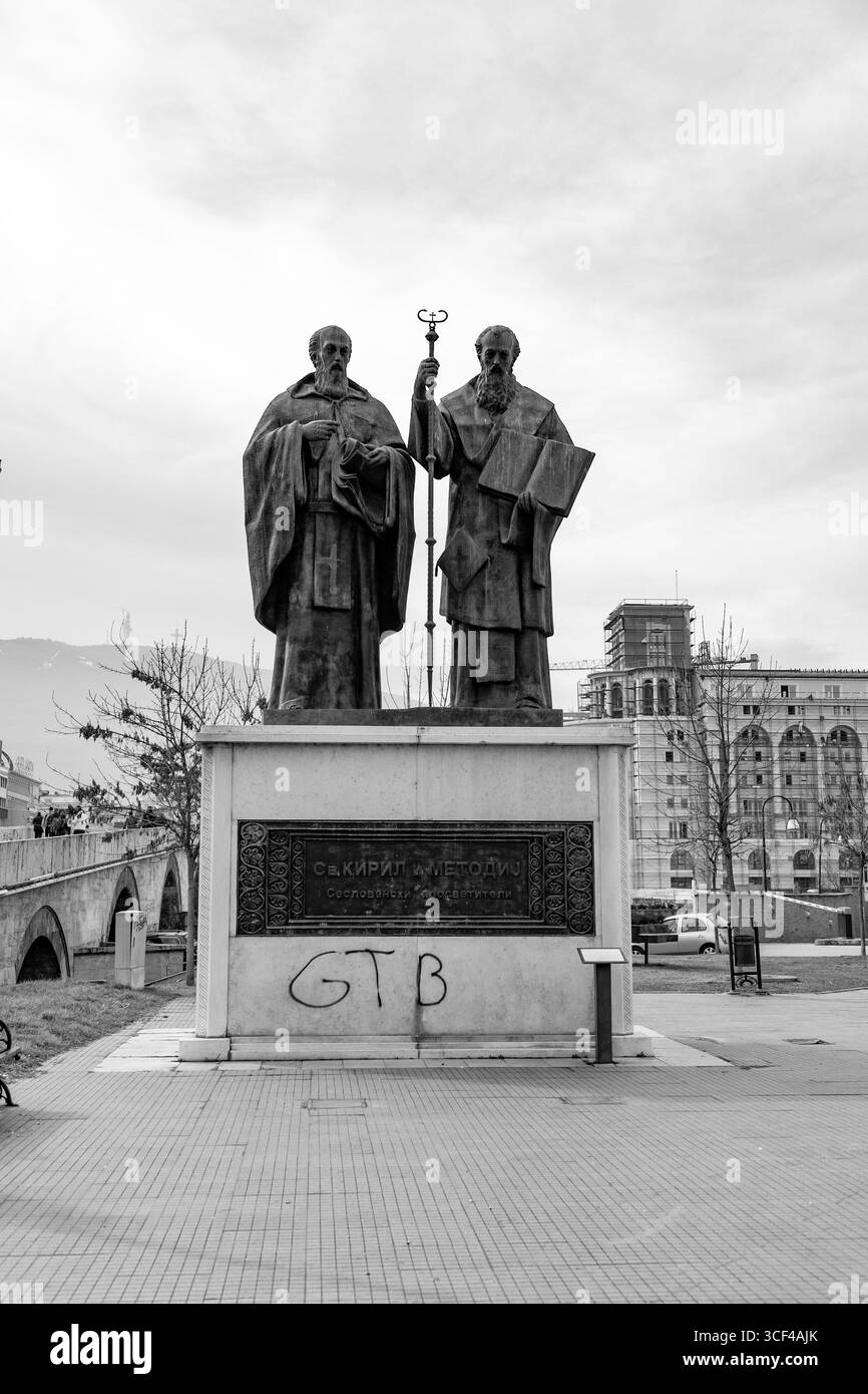 Skopje, Nordmakedonien - 7. Februar 2024: Bronzestatue von Kyrill und Methodius, den Erfindern des kyrillischen Alphabets, Philipp II. Platz, Skopje. Stockfoto