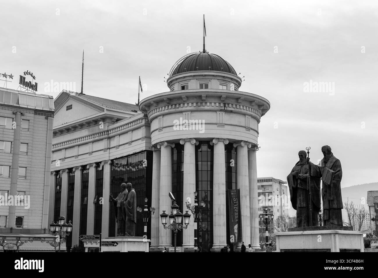 Skopje, Nordmakedonien - 7. Februar 2024: Bronzestatue von Kyrill und Methodius, den Erfindern des kyrillischen Alphabets, Philipp II. Platz, Skopje. Stockfoto