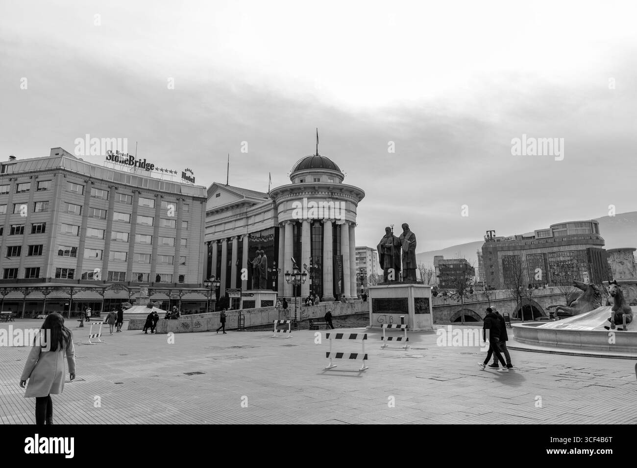 Skopje, Nordmakedonien - 7. Februar 2024: Bronzestatue von Kyrill und Methodius, den Erfindern des kyrillischen Alphabets, Philipp II. Platz, Skopje. Stockfoto