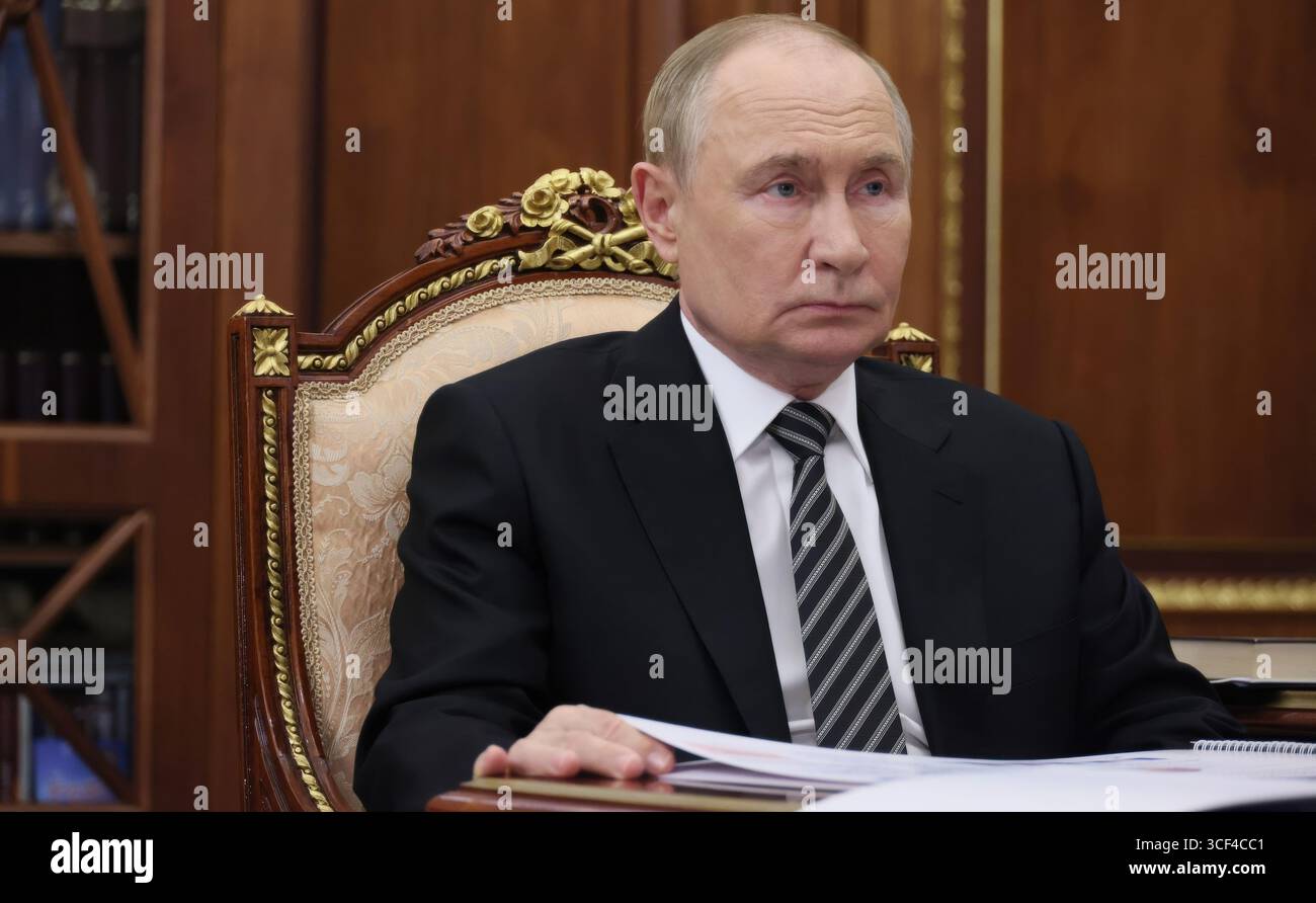 Moskau, Russland. August 2025. Der russische Präsident Wladimir Putin, der den amtierenden Chef der Komi-Republik Rostislav Goldshtein hört, hält seinen Bericht während eines persönlichen Treffens im Kreml am 19. August 2025 in Moskau, Russland. Quelle: Vyacheslav Prokofyev/Kreml Pool/Alamy Live News Stockfoto