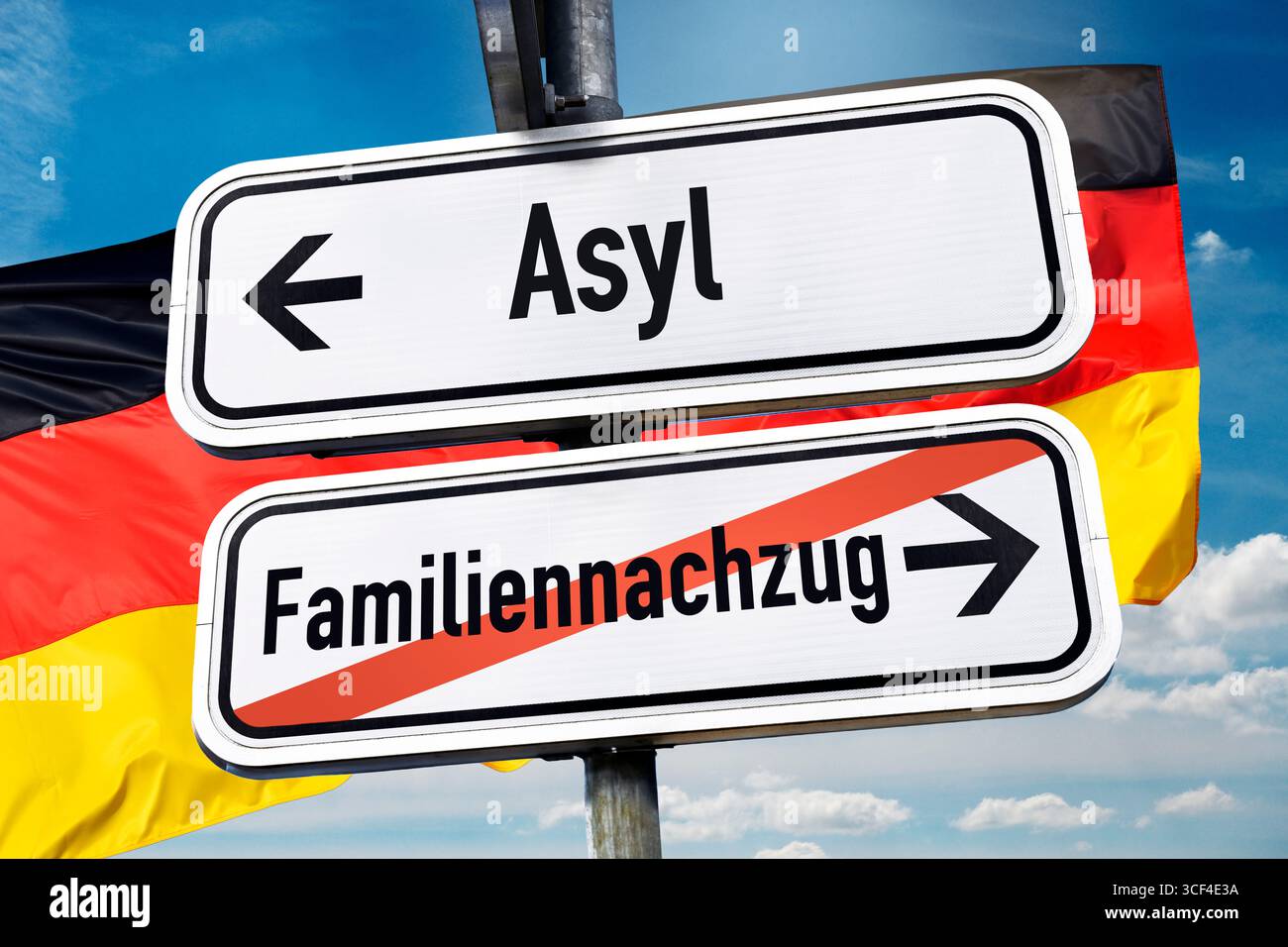 Wegweiser mit dem Wort 'Asylum' und dem durchgestrichenen Wort 'Familiennachzug', Fotomontage Stockfoto