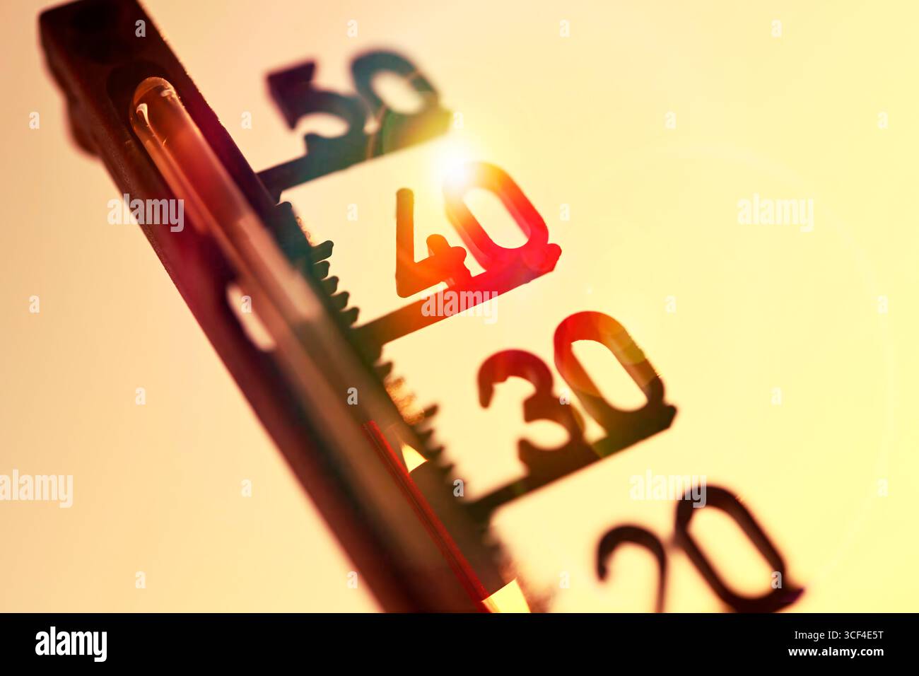Das Thermometer zeigt hohe Temperaturen, Hitzewellen und Fotomontagen an Stockfoto