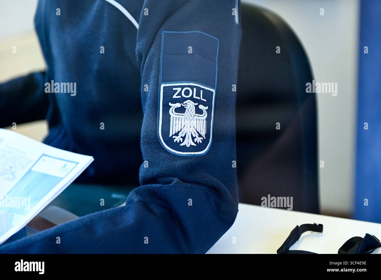 Zollbeamter mit Zollwappen Stockfoto