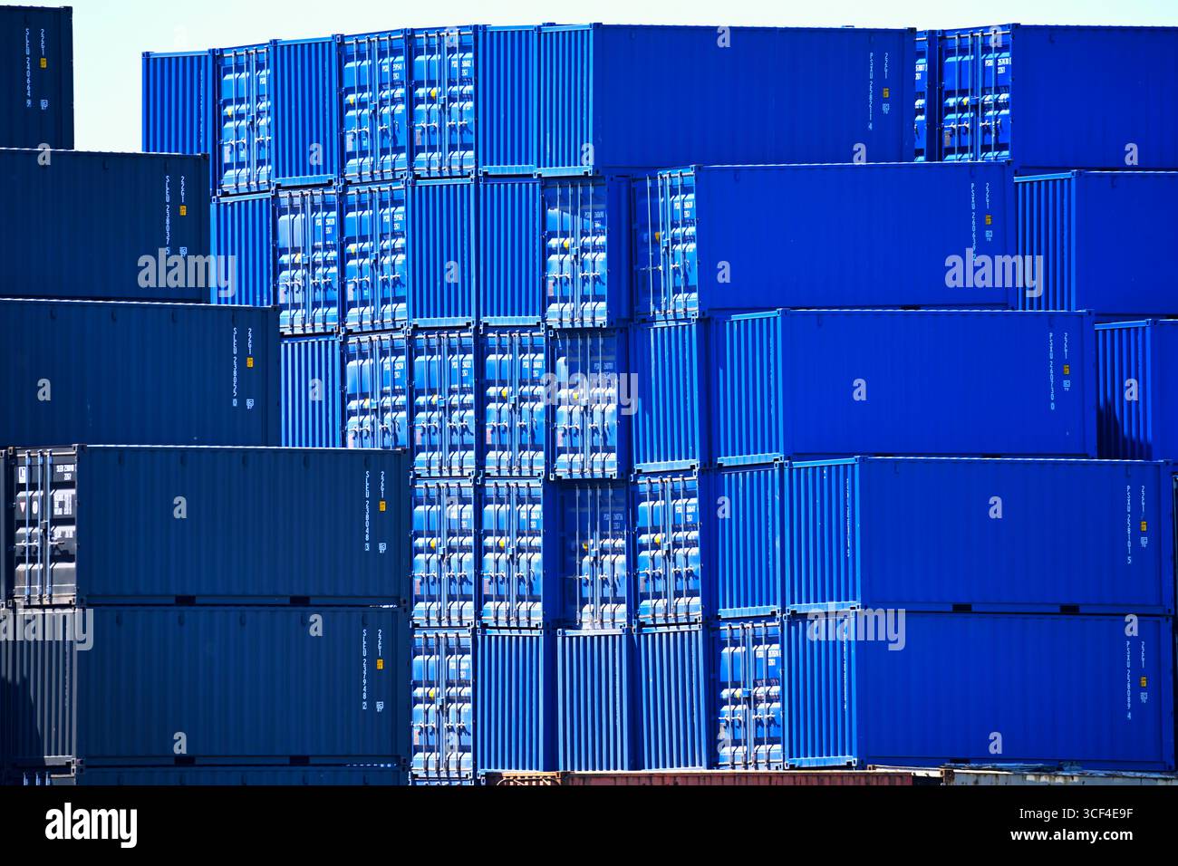 Gestapelte Container im Hamburger Hafen Stockfoto