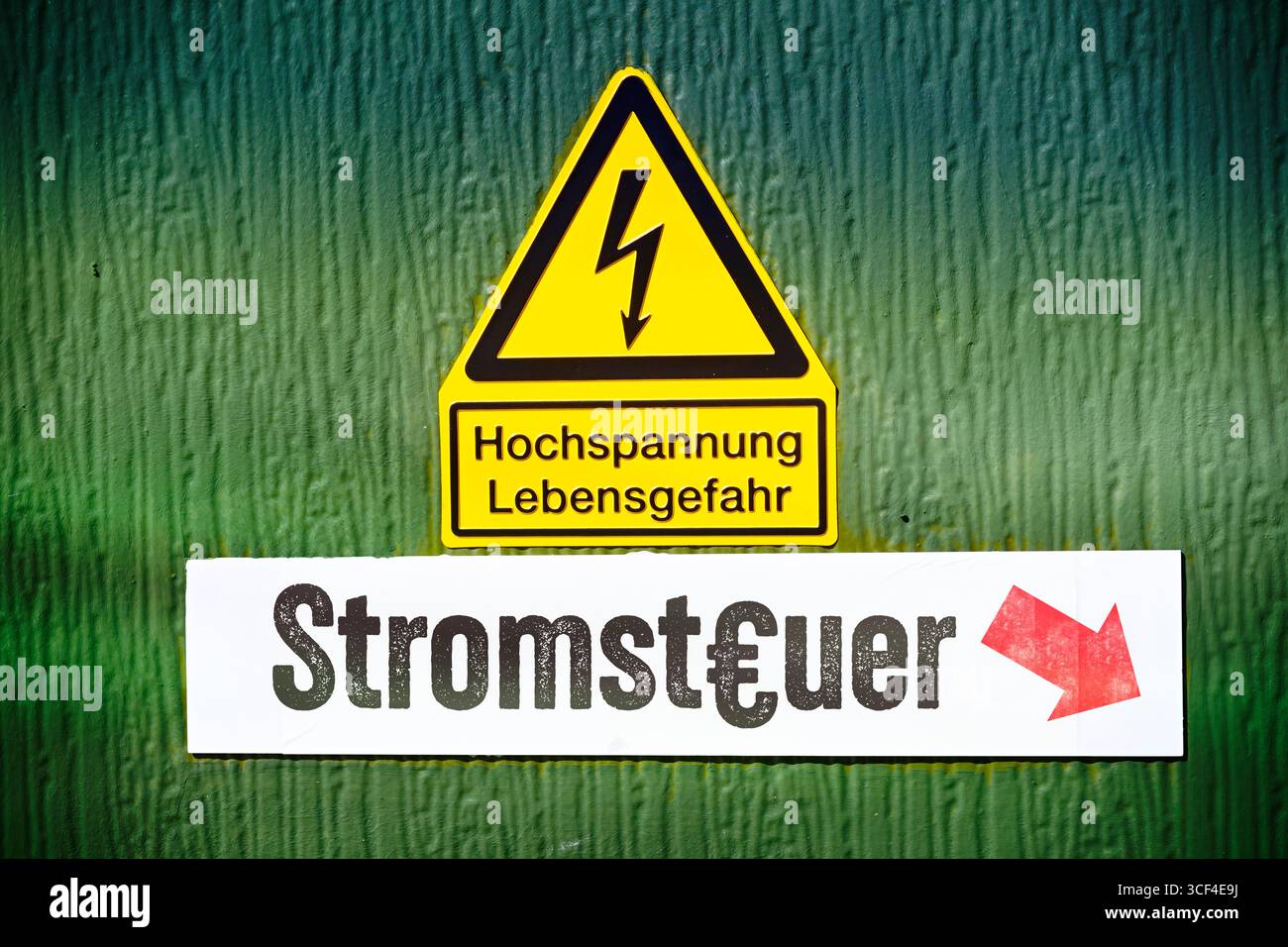 Elektrizitätsbox mit Elektrizitätspfeil und Aufschrift Elektrizitätssteuer, Fotomontage Stockfoto