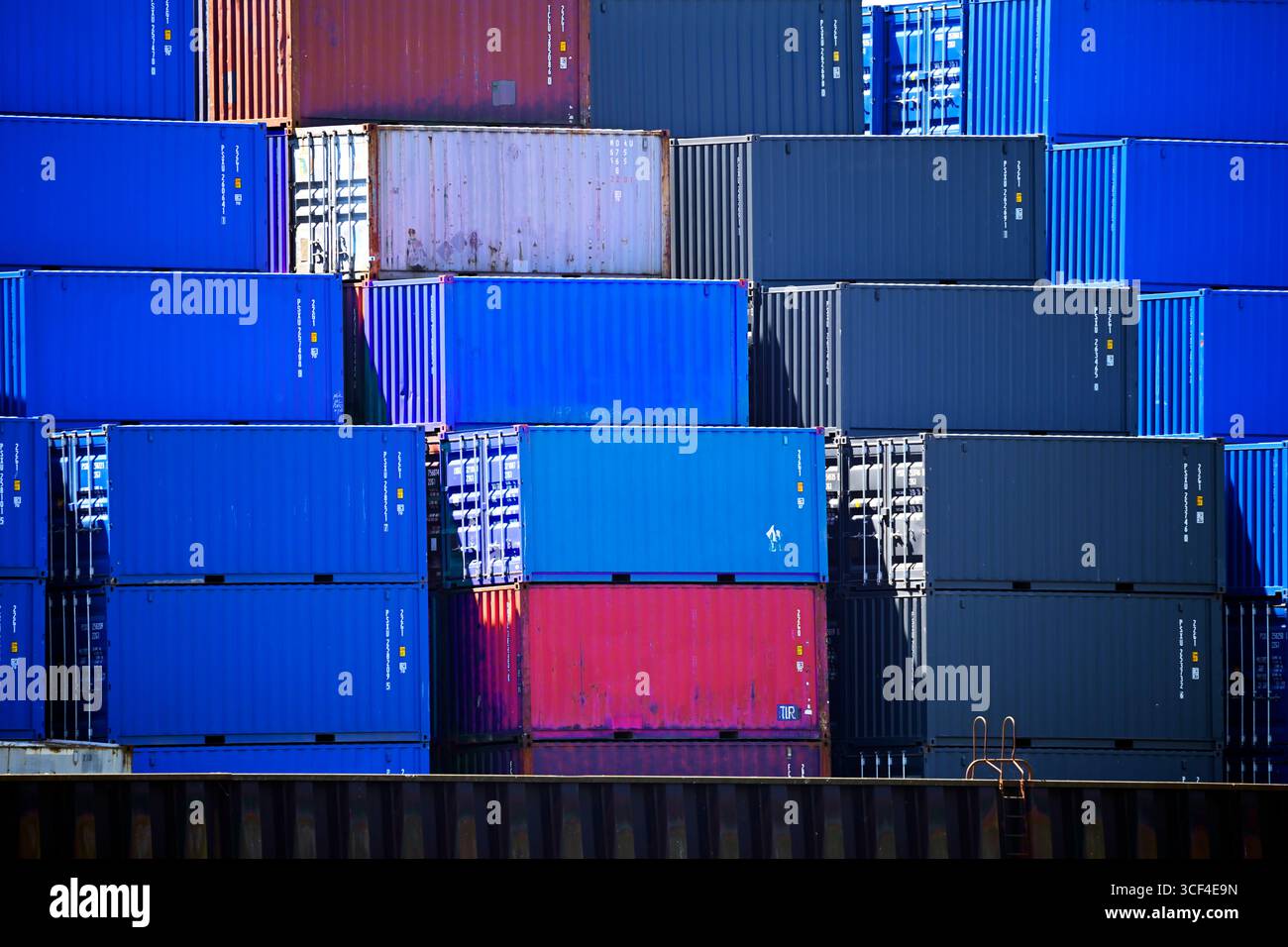 Gestapelte Container im Hamburger Hafen Stockfoto