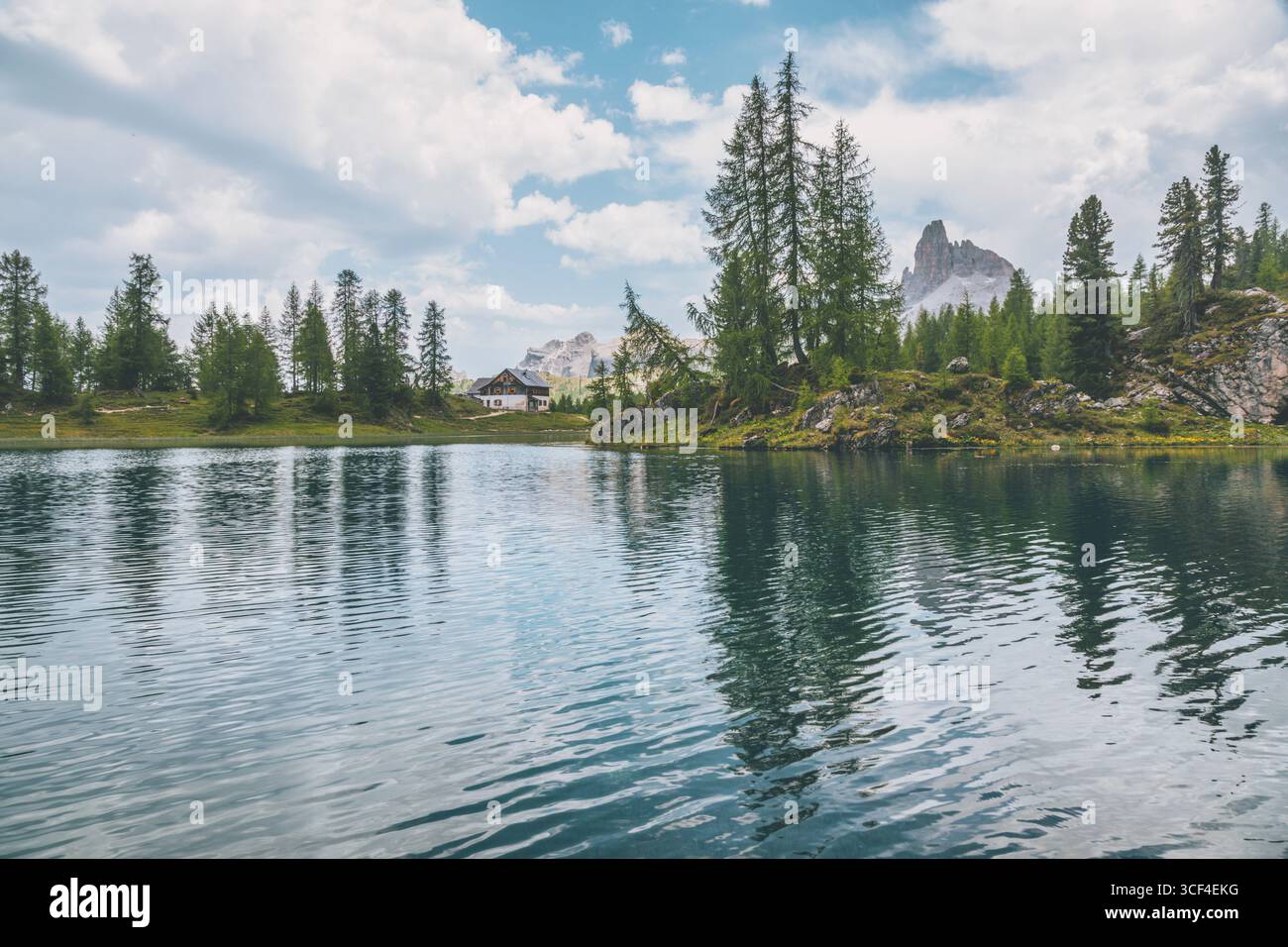 Der Federa-See und die Croda da da Lago mit dem Gipfel des Becco di Mezzodi im Hintergrund, ein ikonischer Ort in den Dolomiten, Cortina d'Ampezzo, Belluno, Venetien, Italien Stockfoto
