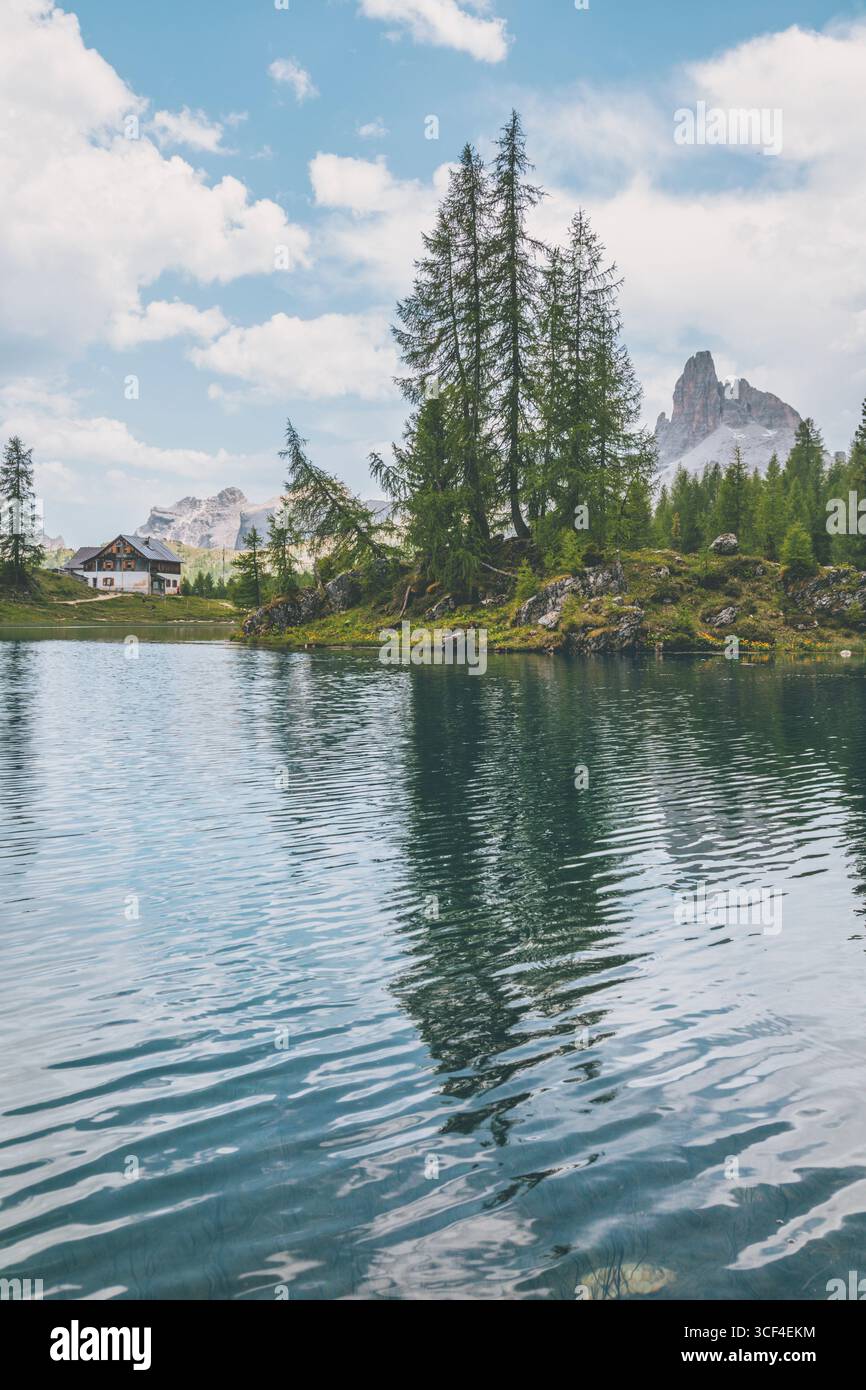 Der Federa-See und die Croda da da Lago mit dem Gipfel des Becco di Mezzodi im Hintergrund, ein ikonischer Ort in den Dolomiten, Cortina d'Ampezzo, Belluno, Venetien, Italien Stockfoto