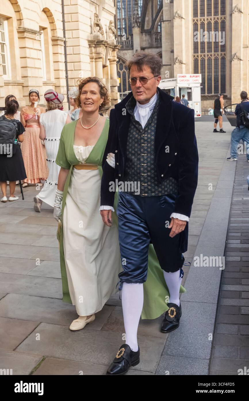 England, Somerset, Bath, Menschen in georgianischer Tracht, die beim Jane Austen-Themenball teilnehmen Stockfoto