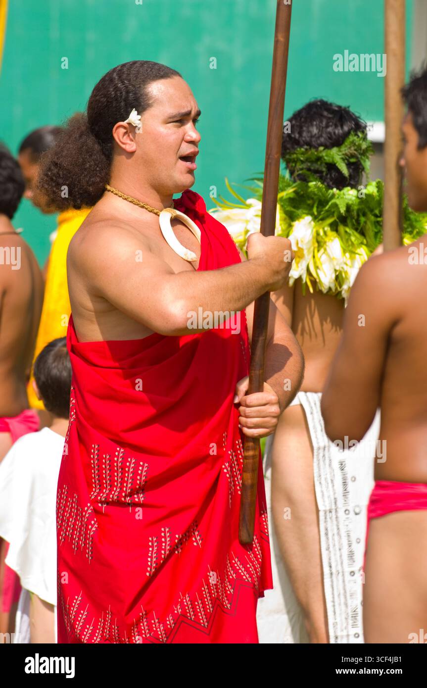 Hawaiian Mann unterrichten jüngerer Mann wie einen zeremoniellen Stick vor dem Start der 33. jährlichen Waimea Paniolo Parade, Church Road, Waimea, nicht zu halten Stockfoto