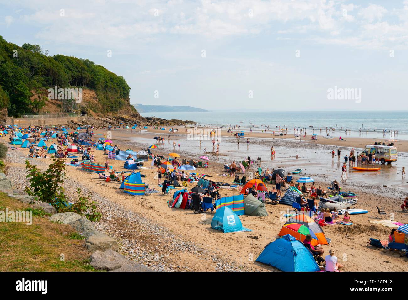 Allgemeiner Blick auf Coppet Hall Beach in Saundersfoot, Pembrokeshire, Wales, an einem sonnigen Tag im Sommer. Stockfoto