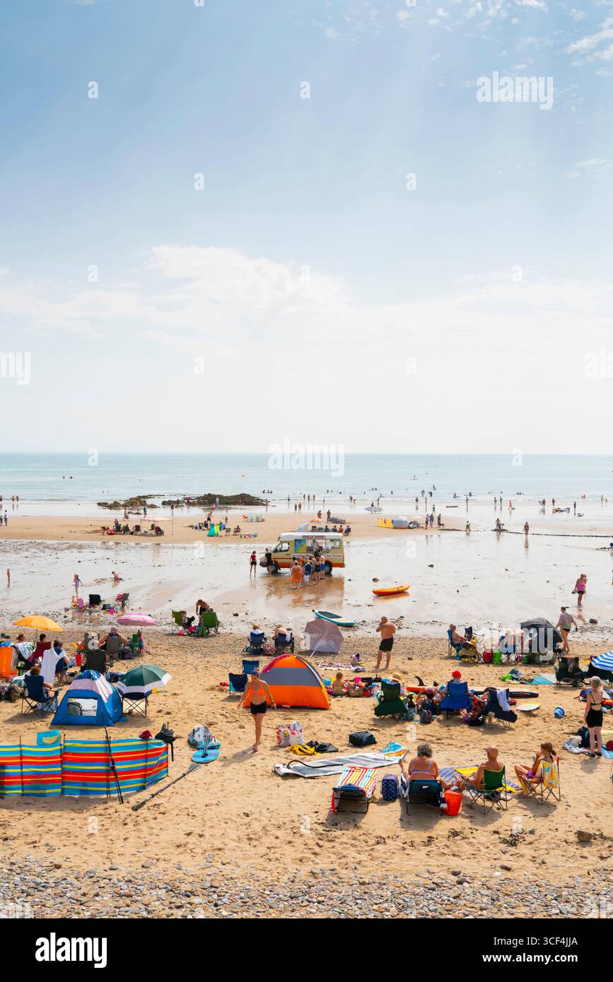 Allgemeiner Blick auf Coppet Hall Beach in Saundersfoot, Pembrokeshire, Wales, an einem sonnigen Tag im Sommer. Stockfoto