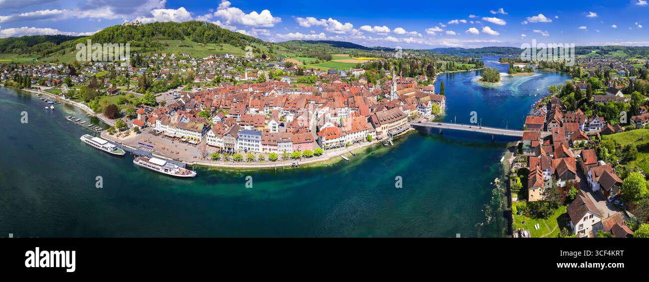 Schweizer Tourismus. Wunderschöne Altstadt von Stein am Rhein mit vorbeifahrendem Boot, Schweizer Grenze zu Deutschland. Beliebtes Touristenziel Stockfoto